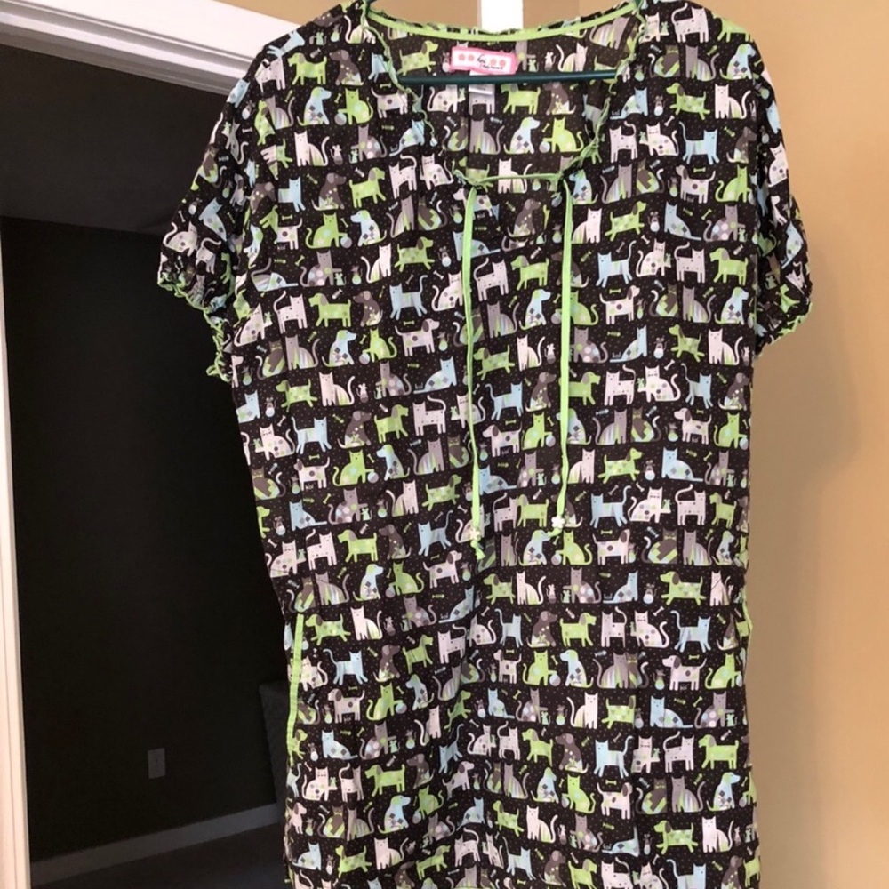 Cat 🐱 and dog 🐶 scrub top. Koi 2x scrubs